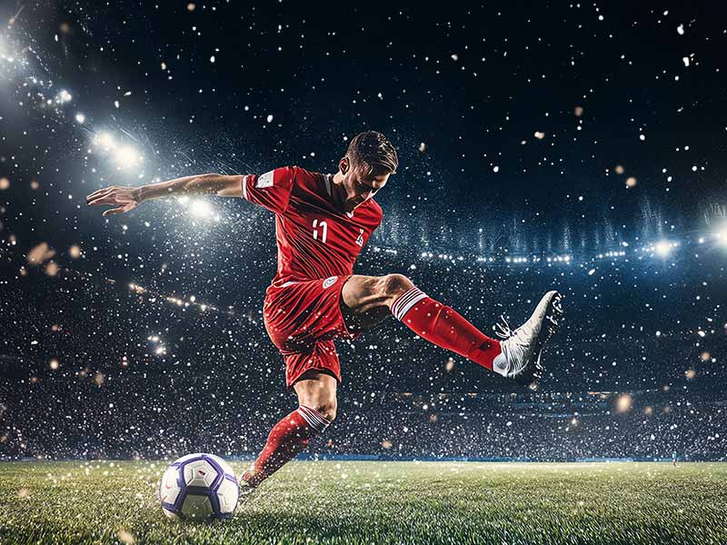 有点尬！韦世豪客串电影，将啤酒罐踢进垃圾桶帮美女要微信